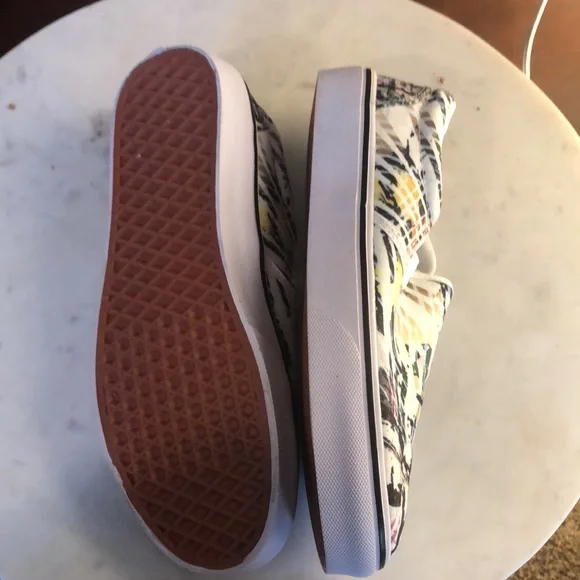 BRAND NEW, NEVER WORN! We Vibe Slip ons in Graphic Graffiti - Picture 8 of 12